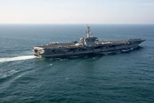 حاملة الطائرات الأمريكية USS George Washington تبحر في بحر العرب ضمن نشر عسكري أمريكي لتعزيز الوجود في منطقة مضيق هرمز.