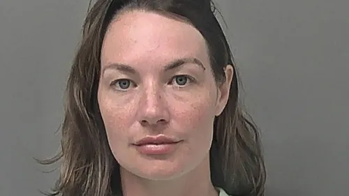 مديرة متجر مجوهرات سابقة، لوسي روبرتس، تظهر في صورة احتجازها بعد الحكم عليها بالسجن لمدة 28 شهرًا بتهمة السرقة.