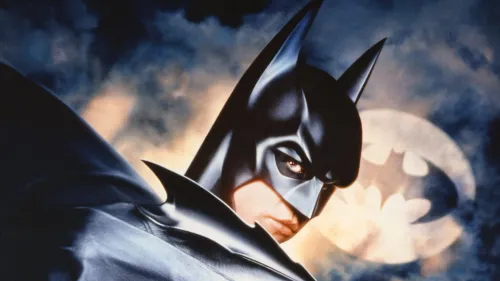 صورة تعكس شخصية باتمان الشهيرة، مع التركيز على تفاصيل القناع والزي الأسود، تعبيرًا عن إرث فال كيلمر الفني وتاريخه في السينما.