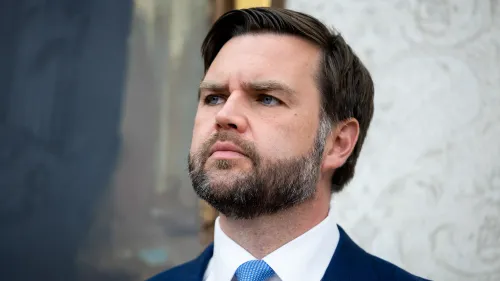 نائب الرئيس الأمريكي جيه دي فانس، أثناء مراقبته تصاعد الصراع بين الهند وباكستان، مع التركيز على أهمية التدخل الدبلوماسي.