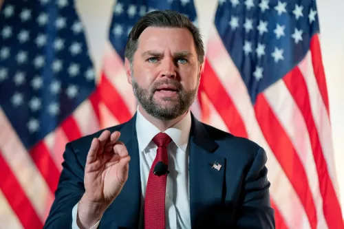 نائب الرئيس جيه دي فانس يتحدث خلال فعالية، مع أعلام أمريكية خلفه، معبرًا عن قلقه بشأن الاقتصاد ونداء للصبر من الناخبين.