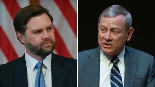 نائب الرئيس جيه دي فانس ورئيس المحكمة العليا جون روبرتس يتحدثان عن دور القضاء في قضايا الهجرة خلال فعالية في نيويورك.