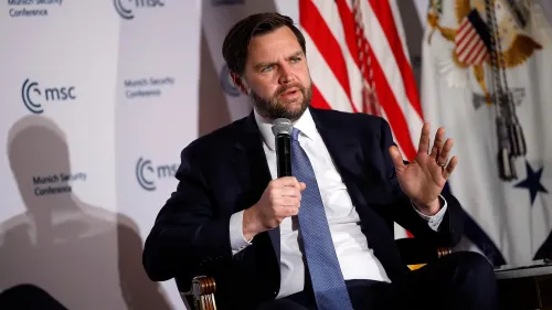 نائب الرئيس الأمريكي جيه دي فانس يتحدث خلال جلسة أسئلة وأجوبة في مؤتمر ميونيخ للأمن، مع التركيز على المفاوضات بين روسيا وأوكرانيا.