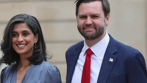 السيدة الثانية أوشا فانس ونائب الرئيس جيه دي فانس في مناسبة رسمية، يبتسمان معًا في أجواء مهنية، تعكس زيارتهما إلى غرينلاند.