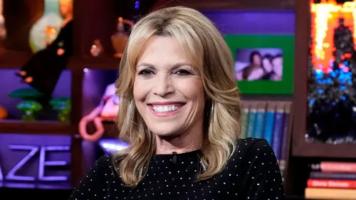 فانا وايت تبتسم أثناء حديثها عن جدول عملها في برنامج "عجلة الحظ"، حيث تعمل 34 يوماً في السنة.