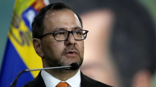 وزير الخارجية الفنزويلي إيفان جيل يتحدث في مؤتمر صحفي، مع العلم الفنزويلي خلفه، متناولًا أعمال التخريب ضد المنشآت الدبلوماسية.