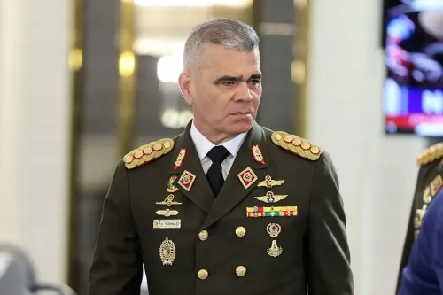 وزير الدفاع الفنزويلي فلاديمير بادرينو يرتدي زيًا عسكريًا، مع أوسمة على كتفيه، خلال مؤتمر صحفي يتحدث عن الطائرات الأمريكية.