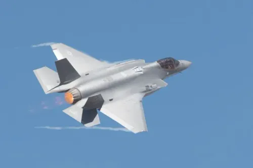 طائرة مقاتلة من طراز F-35 تحلق في السماء، تعبيراً عن التوتر العسكري بين فنزويلا والولايات المتحدة.