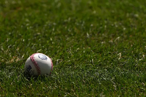 كرة بيسبول موضوعة على العشب، تمثل الإحباط بسبب رفض تأشيرات فريق كاسيك مارا الفنزويلي للمشاركة في بطولة العالم.