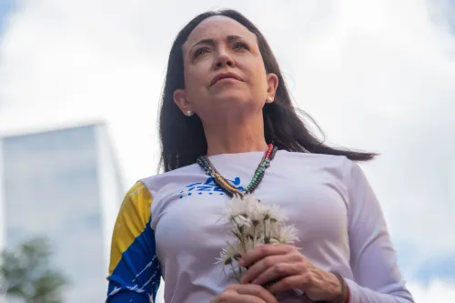 ماريا كورينا ماتشادو تحمل الزهور، تعبيرًا عن الأمل في حقبة جديدة لفنزويلا، بينما تتطلع نحو المستقبل بعد فترة حكم مادورو.