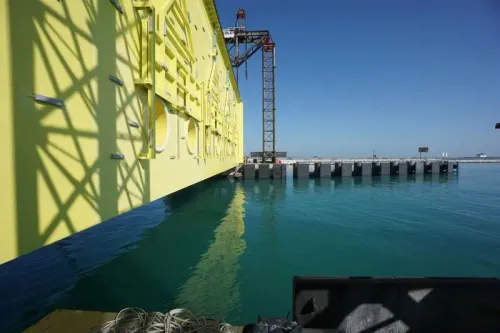 حواجز الفيضانات الصفراء في البندقية، تُظهر جهود الهندسة للحماية من ارتفاع مستوى البحر، مع خلفية مائية واضحة.