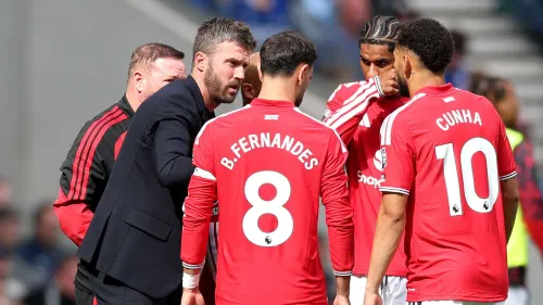 مدرب مانشستر يونايتد مايكل كارريك يوجه لاعبيه برونو فرنانديز وماثيوس كونها خلال مباراة في الدوري الإنجليزي وسط تحديات غياب بنجامين سيسكو.