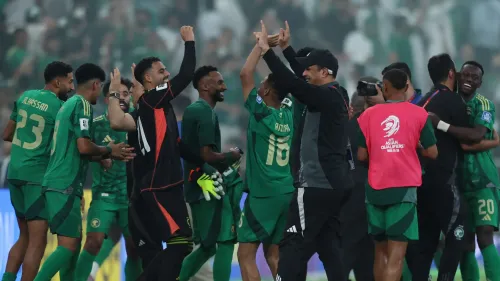 لاعبو المنتخب السعودي يحتفلون بفوزهم الكبير بثلاثية نظيفة على عمان في كأس الخليج العربي خليجي 27 في جدة.