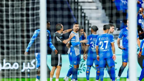 لاعبو الهلال يتبادلون التهاني بعد تسجيل هدف في مباراة دوري روشن السعودي ضد القادسية، مع التركيز على أجواء التوتر والتنافس على صدارة الدوري.