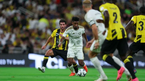 لاعب من فريق النصر يسيطر على الكرة وسط لاعبي الاتحاد خلال مباراة في دوري Roshn السعودي للمحترفين.