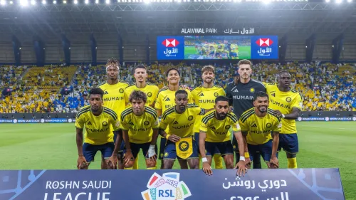 تشكيلة فريق النصر السعودي في استاد الأولمبي قبل انطلاق مباراة دوري روشن للمحترفين، مرتدين الزي الأصفر الرسمي.