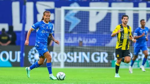 لاعب الهلال بالزي الأزرق يسيطر على الكرة في مباراة دوري روشن السعودي أمام الاتحاد، مع لاعبين من الفريقين في الخلفية.