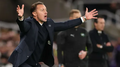 مدرب كرة القدم Matthias Jaissle يظهر بحماس خلال مباراة نيوكاسل يونايتد وسط جدل عودته المحتملة إلى الأهلي السعودي.