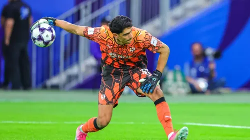 حارس الهلال المغربي ياسين بونو يلتقط الكرة أثناء مباراة دوري أبطال آسيا، معبرًا عن تواضع القيادة وروح الفريق.