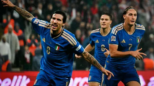 لاعبو المنتخب الإيطالي يحتفلون بهدف في مباراة دوري الأمم الأوروبية ضد تركيا، مع ظهور شعار الاتحاد الإيطالي على القمصان.