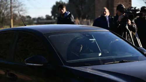 ليونيل ميسي داخل سيارة سوداء بحراسة أمنية في مطار روساريو الأرجنتيني بعد وفاة والده خورخي ميسي.