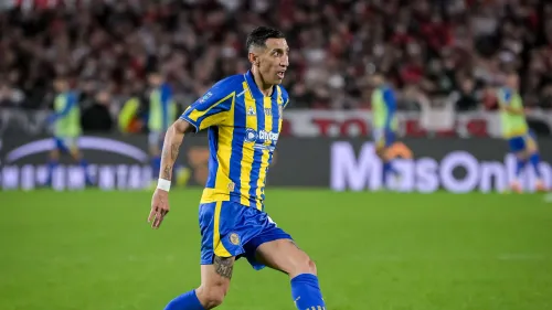 أنخيل دي ماريا لاعب روساريو سنترال يركض بالكرة خلال نهائي السوبركوب الأرجنتيني 2026 في مباراة مثيرة ضد إستوديانتيس.