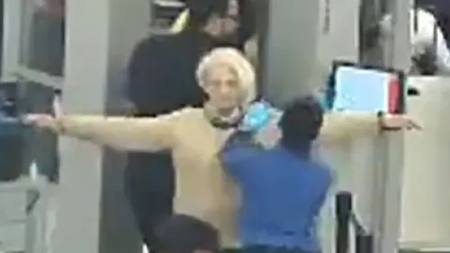 امرأة تتعرض للتفتيش الأمني في مطار جون كينيدي، حيث يُظهر الفيديو لحظة تجاوزها إجراءات الأمن قبل صعودها إلى طائرة دلتا متجهة إلى فرنسا.