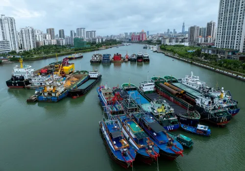 تظهر الصورة مجموعة من القوارب راسية في ميناء، مع خلفية لمباني المدينة، في سياق الاستعدادات لإعصار كاجيكي في فيتنام.