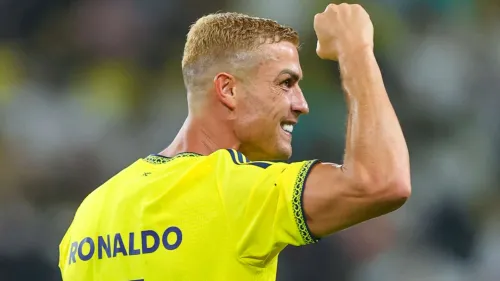 كريستيانو رونالدو لاعب النصر السعودي يحتفل بحماس خلال مباراة، مع تسليط الضوء على مستقبله المحتمل في التمثيل بعد كرة القدم.