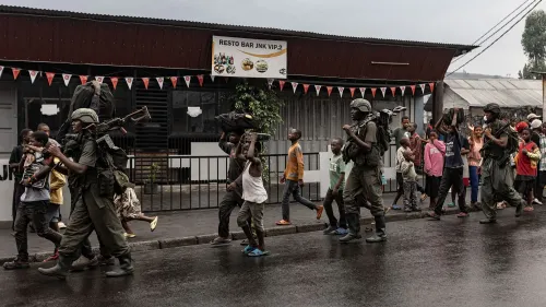 مقاتلون من حركة 23 مارس يسيرون في شوارع غوما مع مدنيين، وسط تصاعد التوترات والنزاع في جمهورية الكونغو الديمقراطية.