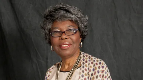 تظهر الصورة فوليتا والاس، والدة مغني الراب الراحل ذا نوتوريوس بي آي جي، مبتسمة بملابس أنيقة، تعكس إرثها ودعمها لموسيقى ابنها.