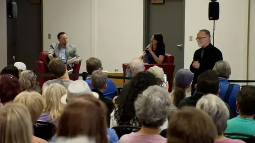 جلسة حوارية في قاعة بلدية حيث تتحدث النائبة ماري جلوسينكامب بيريز مع الحضور، وسط تفاعل حماسي من الجمهور.