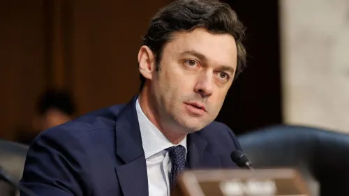 جون أوسوف، السيناتور الديمقراطي من جورجيا، يتحدث خلال جلسة استماع، مع التركيز على تحديات الانتخابات القادمة وتأثير سياسات ترامب.