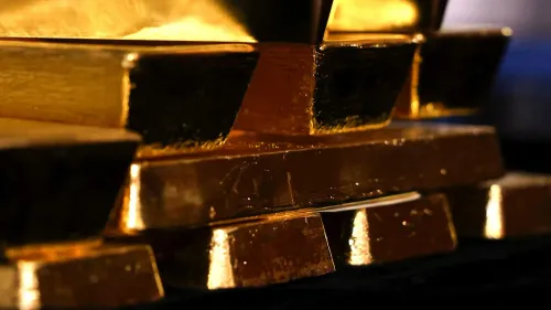 سبائك الذهب اللامعة متراصة بشكل متقارب، تعكس ارتفاع الأسعار في سوق المعادن الثمينة وسط حالة عدم اليقين الاقتصادي.
