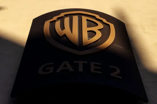 شعار شركة وارنر براذرز عند المدخل الثاني، يرمز إلى التوترات الحالية في صناعة الإعلام بين وارنر وباراماونت.