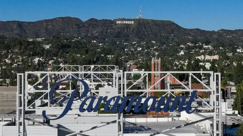 شعار شركة باراماونت مع خلفية تلال هوليوود، حيث تتواصل المفاوضات حول عروض الاندماج بين وارنر بروس وباراماونت.