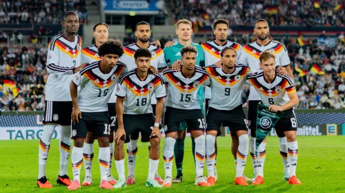 منتخب ألمانيا لكرة القدم يقف لتصوير جماعي قبل مباراة دوري الأمم الأوروبية ضد اليونان، في لحظة توتر بعد خسارة الفريق.