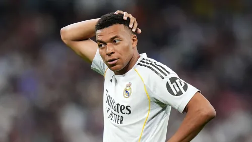 لاعب كرة قدم من ريال مدريد يظهر تعبير قلق أثناء مباراة، يعكس تحديات سوق انتقالات La Liga وتأثير الإنفاق الكبير للدوري الإنجليزي.