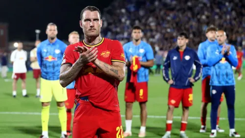 لاعبو فريق لايبزيغ يصفقون بخيبة أمل بعد خسارتهم 4-1 أمام كومو في افتتاح دوري أبطال أوروبا في لومبارديا.