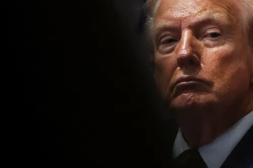 صورة لدونالد ترامب يظهر فيها تعبير وجهه الجاد أثناء حديثه عن إقالة حاكمة الاحتياطي الفيدرالي ليزا كوك، في سياق أزمة قانونية.