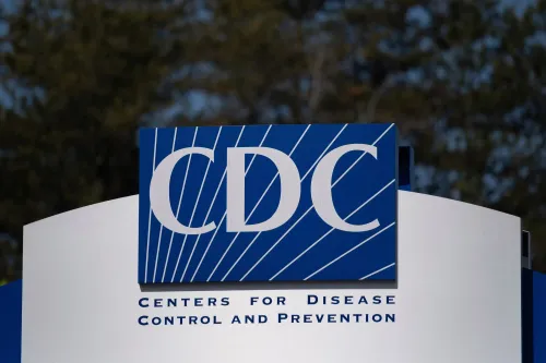شعار مراكز السيطرة على الأمراض والوقاية منها (CDC) يظهر بوضوح، مع خلفية طبيعية، في سياق التغييرات القيادية والاضطرابات الصحية.