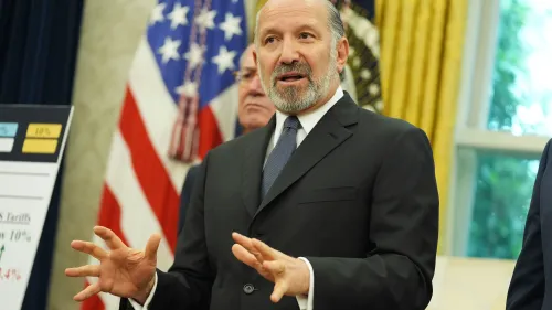 وزير التجارة الأمريكي هاورد لوتنيك يتحدث عن تأشيرة "البطاقة الذهبية" الجديدة في فعالية بواشنطن، مع العلميات الوطنية خلفه.