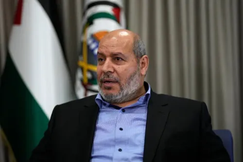 خليل الحية رئيس حركة حماس في مقابلة، يظهر خلفه علم فلسطين، مع التركيز على دوره القيادي في التفاوض السياسي.