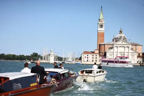 زفاف جيف بيزوس ولورين سانشيز في البندقية، حيث يظهر الضيوف في قوارب الأجرة المائية متجهين إلى الاحتفال.