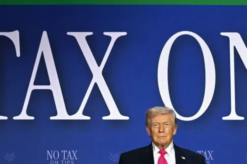 ترامب يقف أمام لافتة كبيرة تتضمن عبارة "لا ضرائب على الإكراميات"، في سياق حديثه عن المفاوضات مع إيران ووقف إطلاق النار.