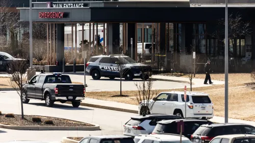 مركبات الشرطة أمام مستشفى يو بي إم سي ميموريال بعد حادث إطلاق نار، مما يسلط الضوء على مخاطر العنف ضد العاملين في الرعاية الصحية.