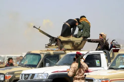 مقاتلون حوثيون على سيارة مسلحة يطلقون النار في اشتباكات متجددة شمال اليمن وسط تصاعد التوترات العسكرية والسياسية.