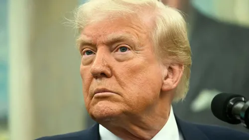 صورة للرئيس الأمريكي السابق دونالد ترامب أثناء حديثه، تعكس القلق بشأن تعليق أمر الإحضار أمام المحكمة وتأثيره على حقوق المهاجرين.