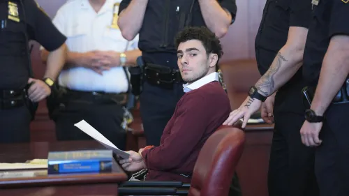 لويجي مانجيوني، المتهم بقتل براين تومبسون، يجلس في قاعة المحكمة محاطًا بالشرطة، حيث يواجه دعمًا شعبيًا غير معتاد.