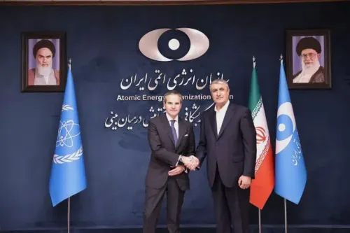 اجتماع بين مسؤولين في الوكالة الإيرانية للطاقة النووية مع علم الأمم المتحدة، في سياق مناقشات حول برنامج إيران النووي.